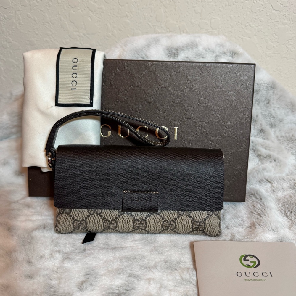 Gucci GG Supreme Canvas Clutch – Brown | Unisex | Excellent Condition  P0298
